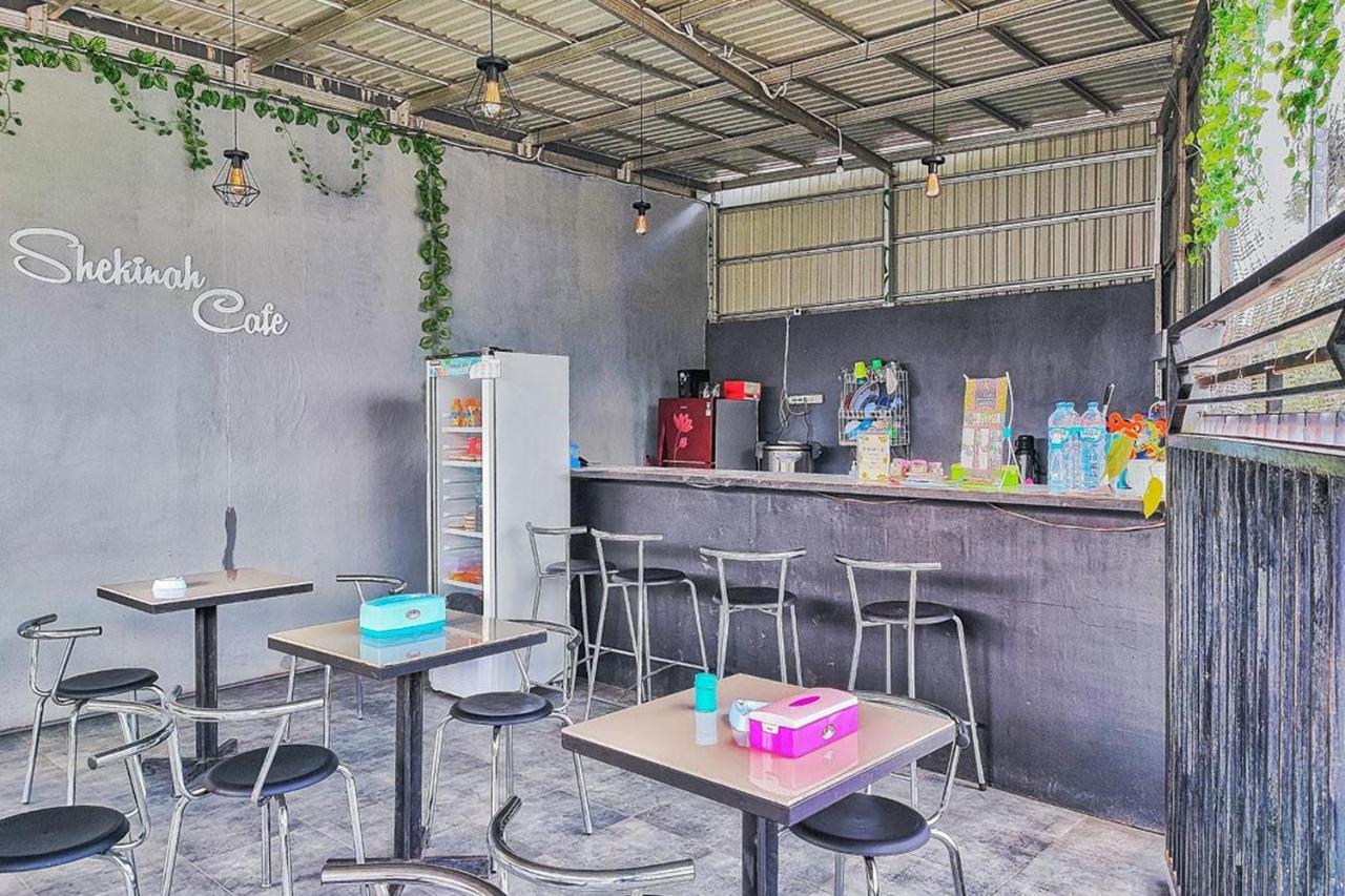 Shekinah Homestay & Cafe Waikabubak Mitra Reddoorz Exterior photo