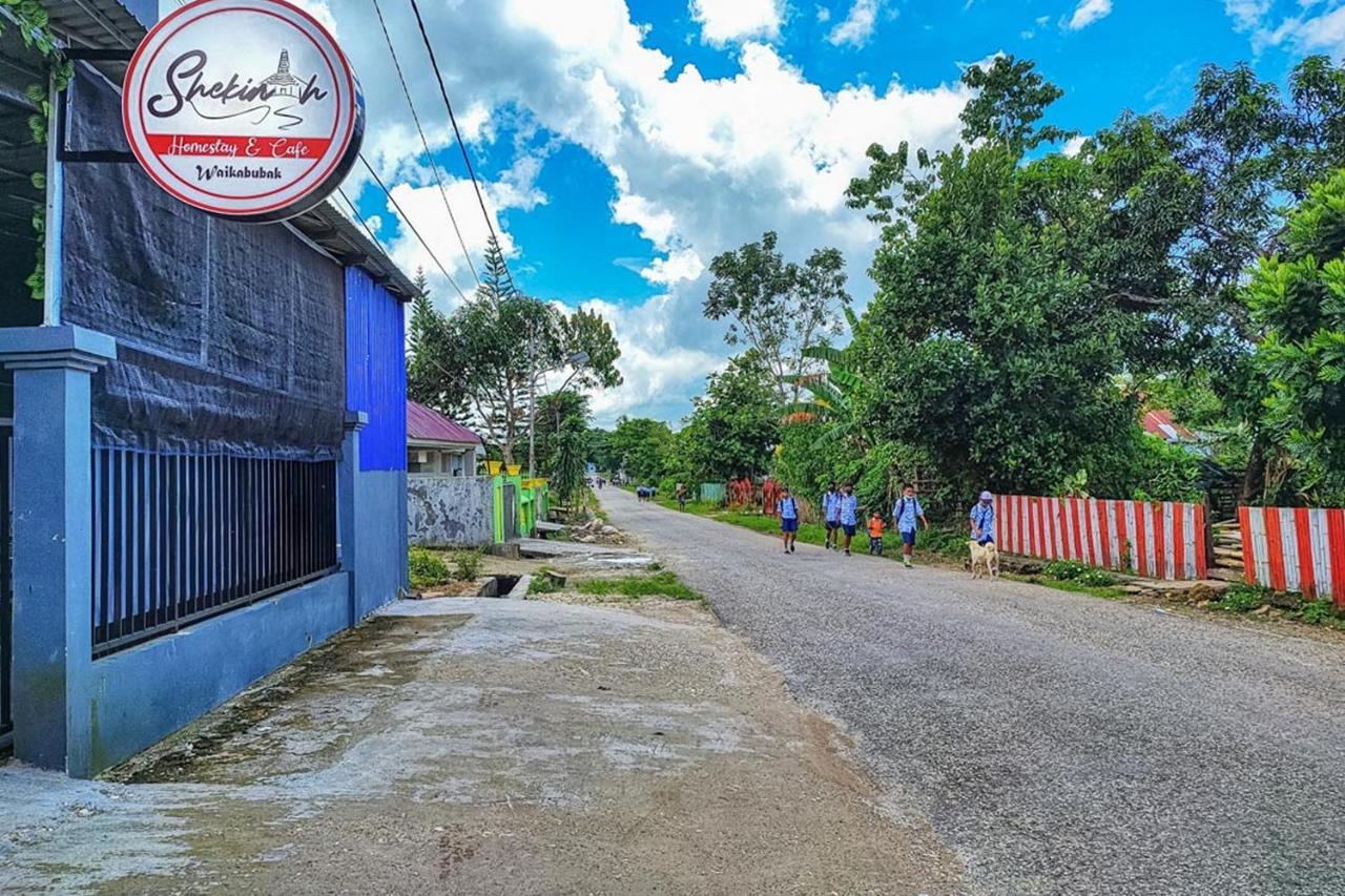 Shekinah Homestay & Cafe Waikabubak Mitra Reddoorz Exterior photo