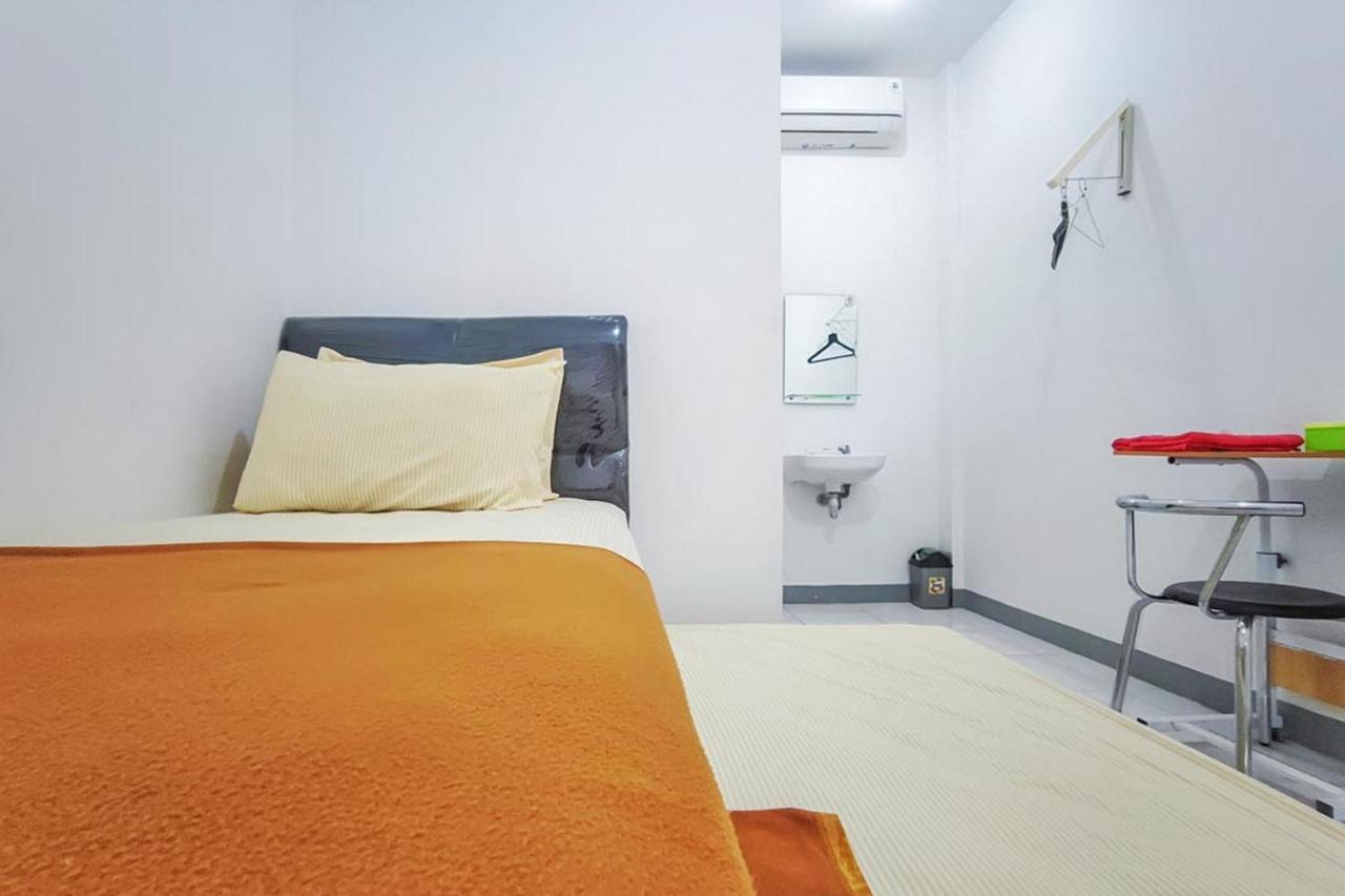 Shekinah Homestay & Cafe Waikabubak Mitra Reddoorz Exterior photo