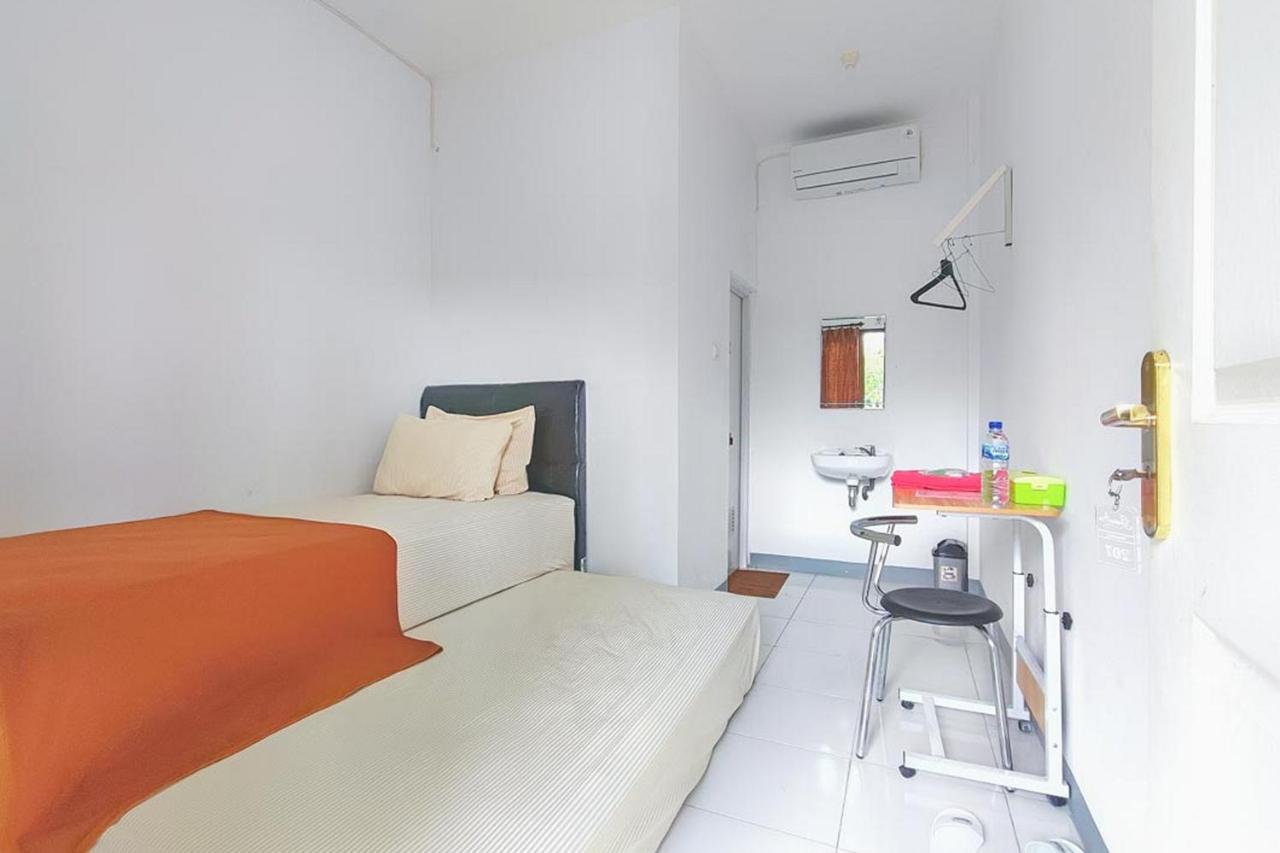 Shekinah Homestay & Cafe Waikabubak Mitra Reddoorz Exterior photo