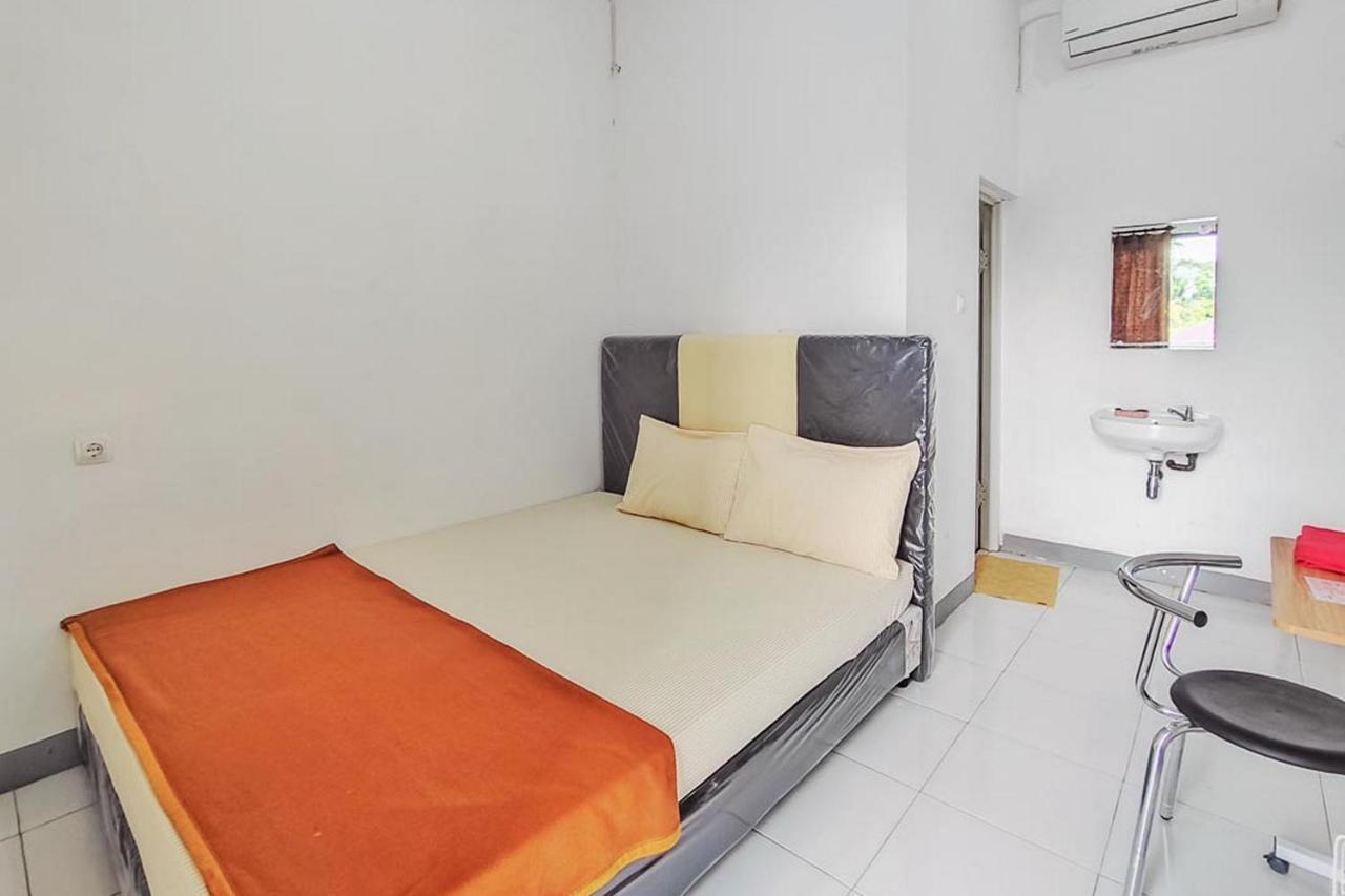 Shekinah Homestay & Cafe Waikabubak Mitra Reddoorz Exterior photo