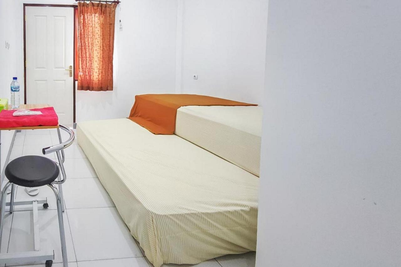 Shekinah Homestay & Cafe Waikabubak Mitra Reddoorz Exterior photo