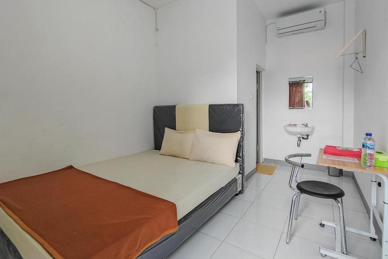 Shekinah Homestay & Cafe Waikabubak Mitra Reddoorz Exterior photo